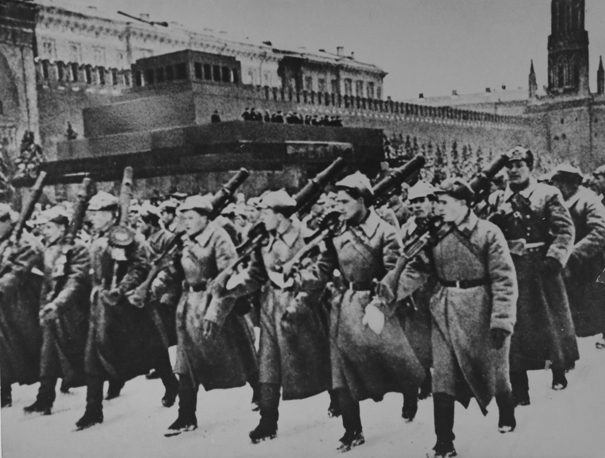 Советские солдаты на параде 7 ноября 1941 года в Москве