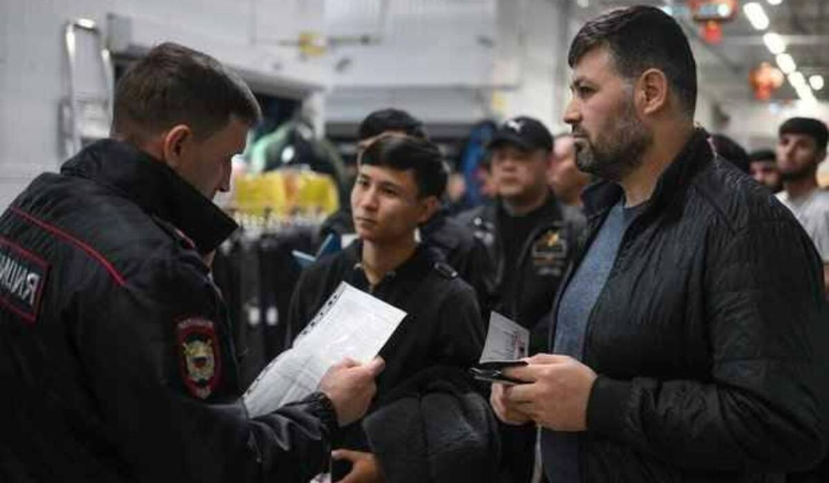     Мигранты. Источник: lenta.ru Автор фото: Александр Кряжев