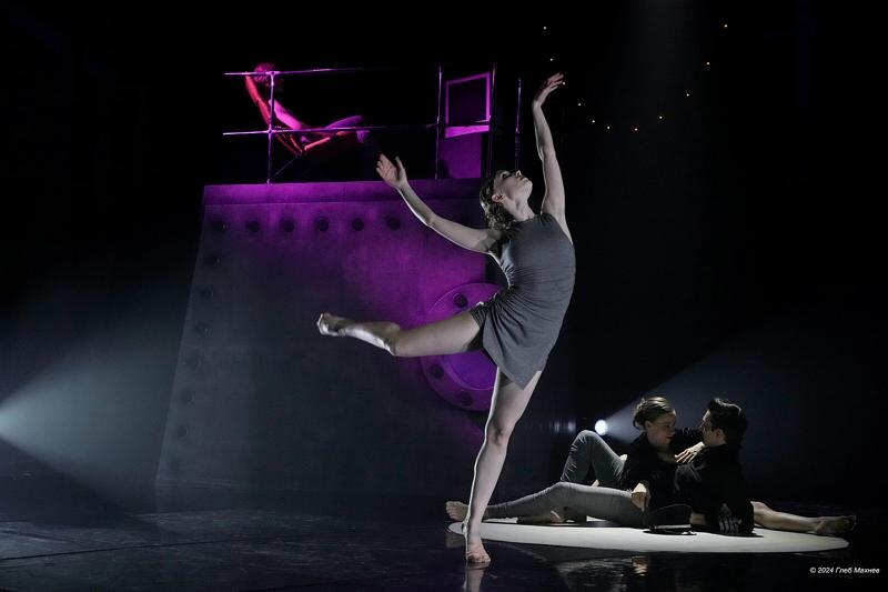    Сцена из спектакля «Молоко носорога», архив ЕАН