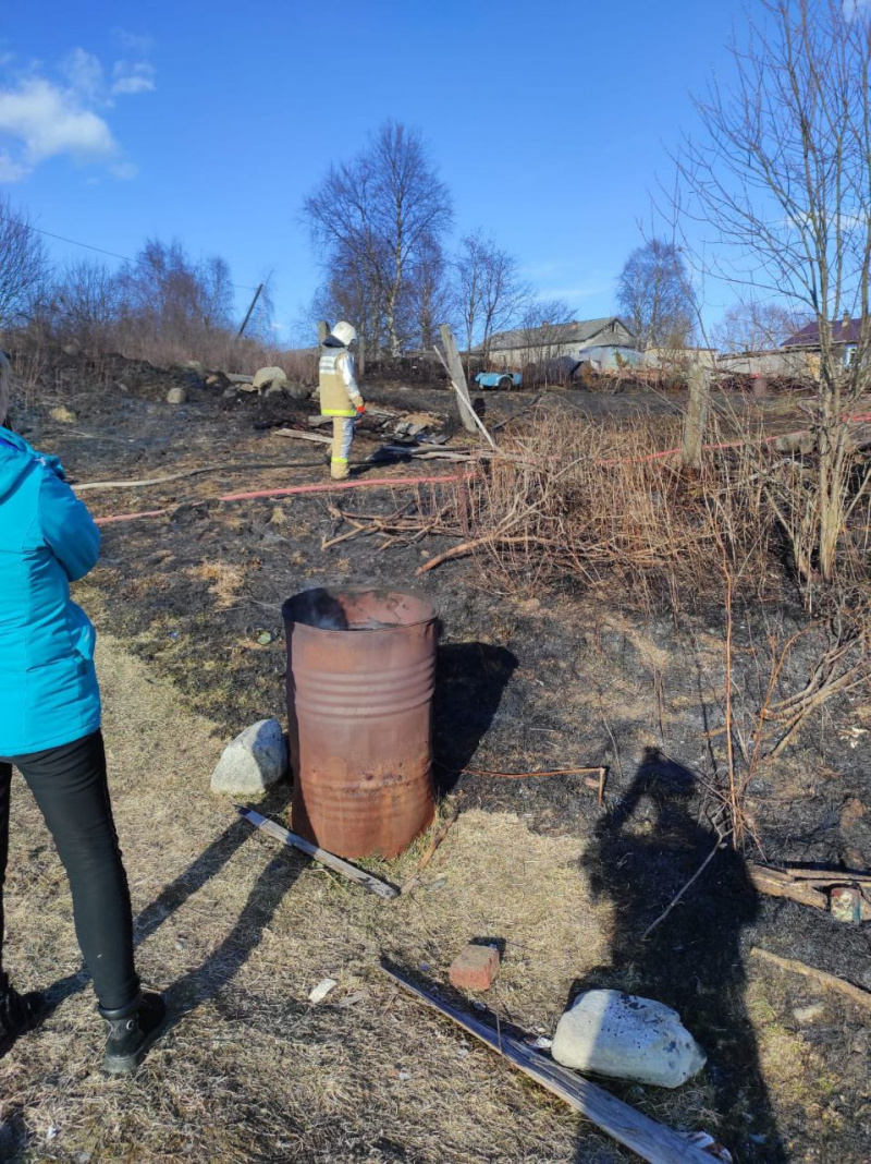    Ребенок поджег траву в бочке и устроил пожар в ПаданахГоскомитет Карелии по безопасности