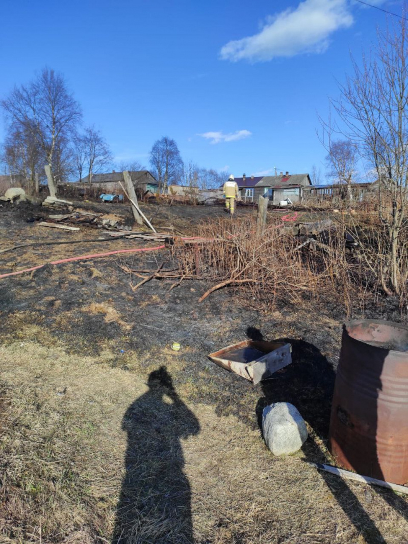    Ребенок поджег траву в бочке и устроил пожар в ПаданахГоскомитет Карелии по безопасности