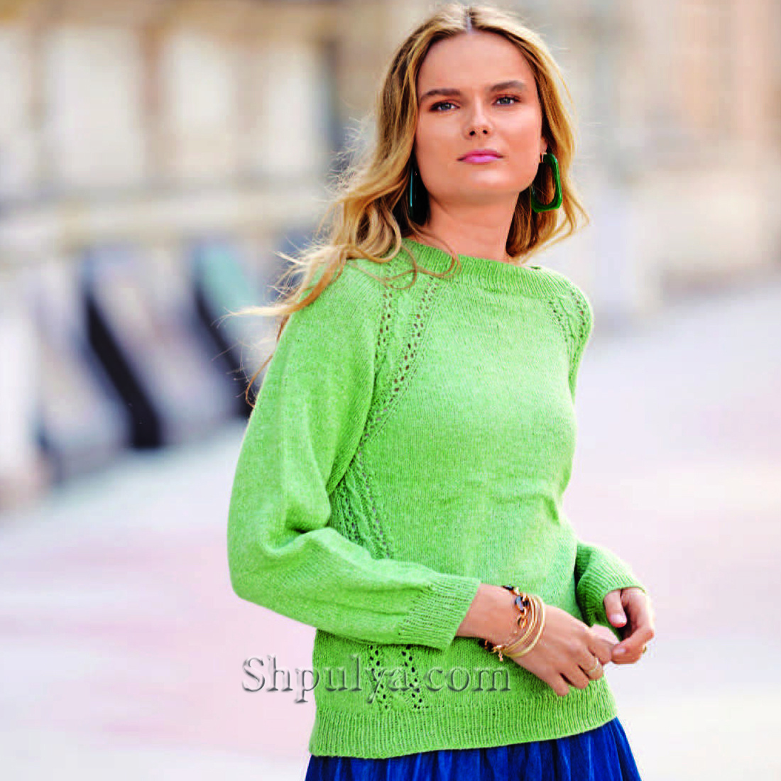 Цельновязаный пуловер реглан с ажурными «косами»