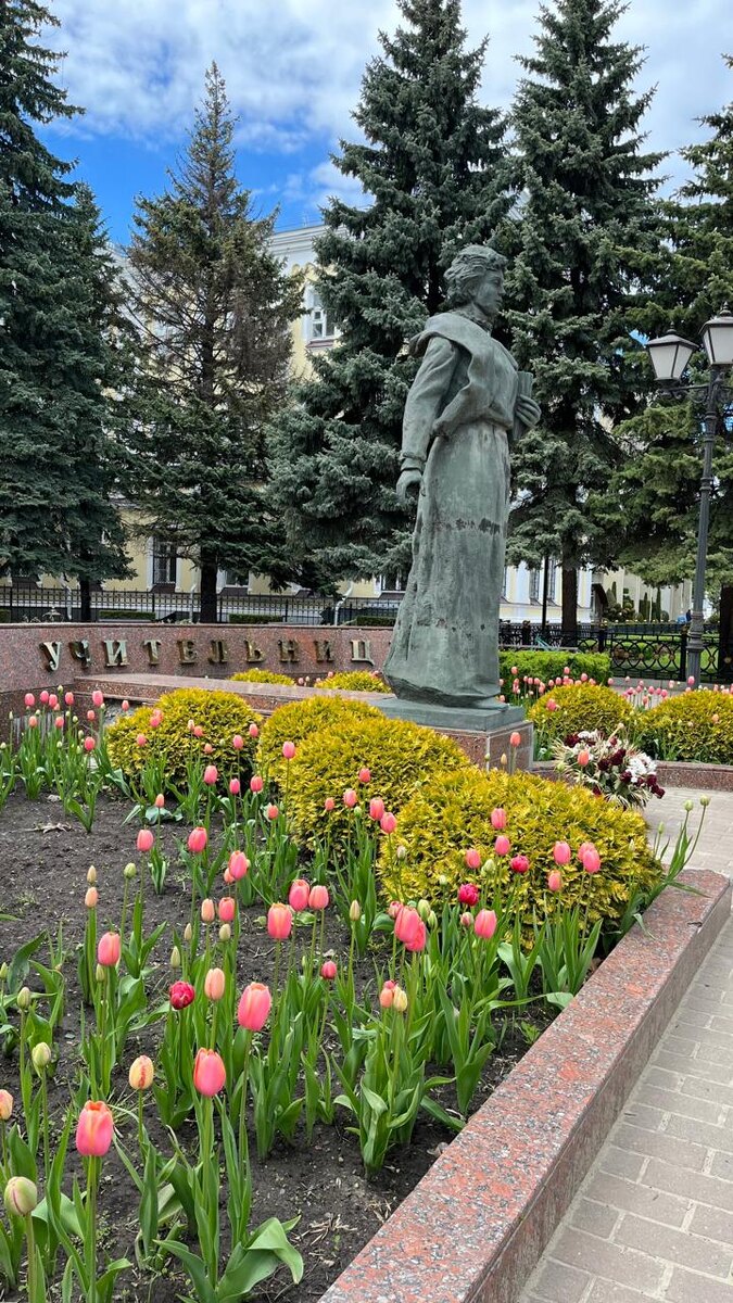 Памятник первой учительнице