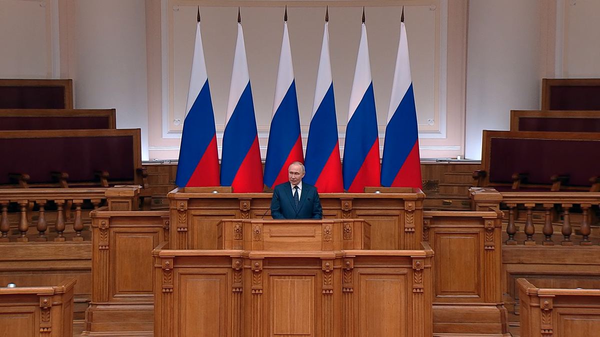 фото взято с сайта https://yandex.ru/images/search?from=tabbar&img_url=https%3A%2F%2Fcdn.tvspb.ru%2Fstorage%2Fwp-content%2Fuploads%2F2025%2F04%2Fnew.00_10_51_23.still23327.jpg__200_16x9.webp&lr=11210&pos=16&rpt=simage&text=ПОРУЧЕНО%20ПОДДЕРЖАТЬ