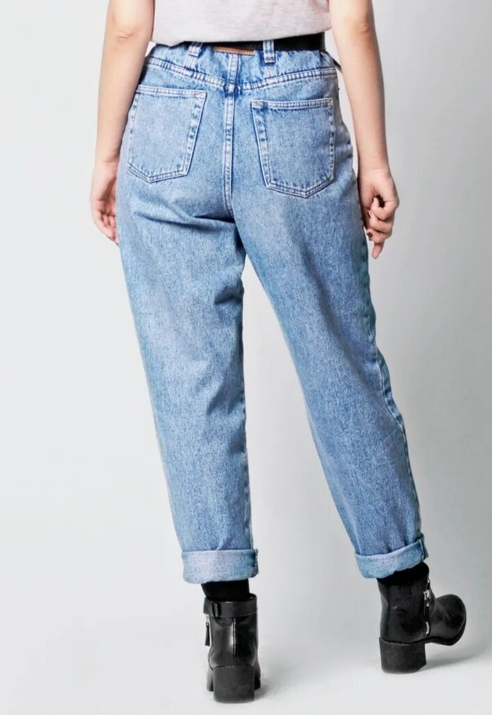 Джинсы "мом". Как-то так. Но мои на мне сидели плотнее. Из Яндекс картинок для иллюстрации 