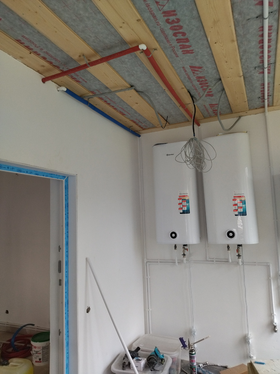 У нас сейчас два бойлера по 100 литров - на каждый этаж свой. Маловато будет, маловато нам. (Фото времён ремонта