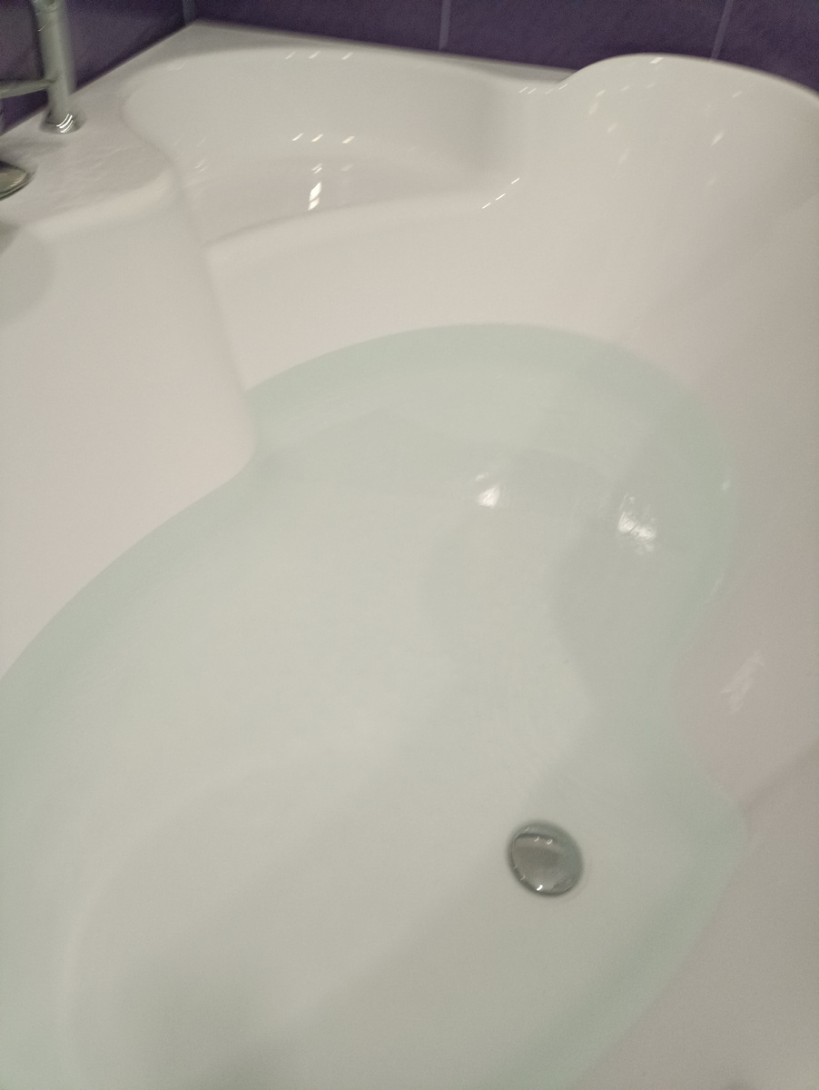 Вода после фильтров в доме такого цвета, какой я никогда не видела в квартире. Но как наполнить такую ванну - это вот проблема.