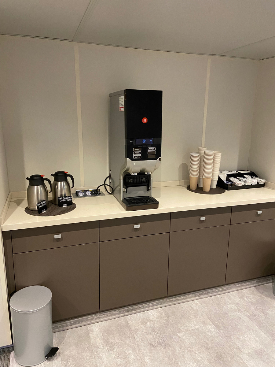 Уголок : кофе , чай.