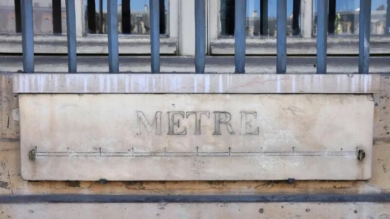 Метр на улице в Париже (фото из открытых источников)