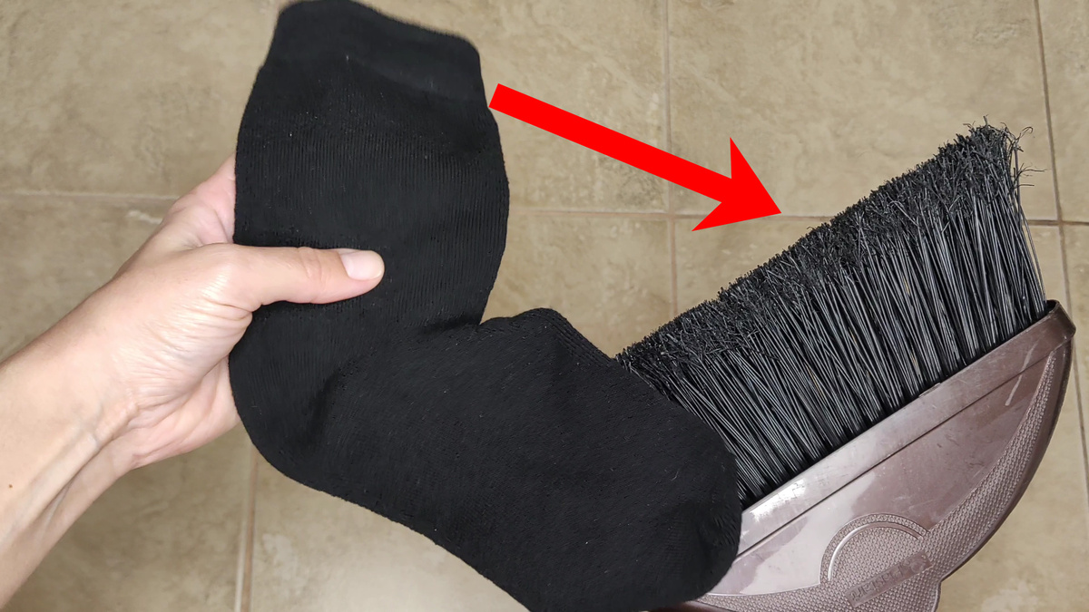 Наденьте носок на метлу