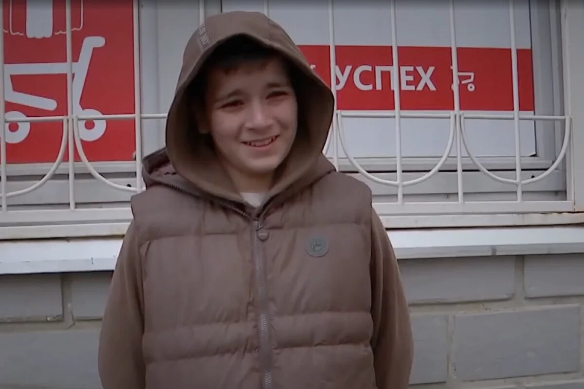    Амир был уверен, что выдержит вес падающего на него ребёнка.