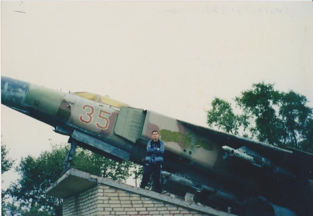 МиГ-23М борт 35 в п.Кремово. 2000г. Фото из сети Интернет.