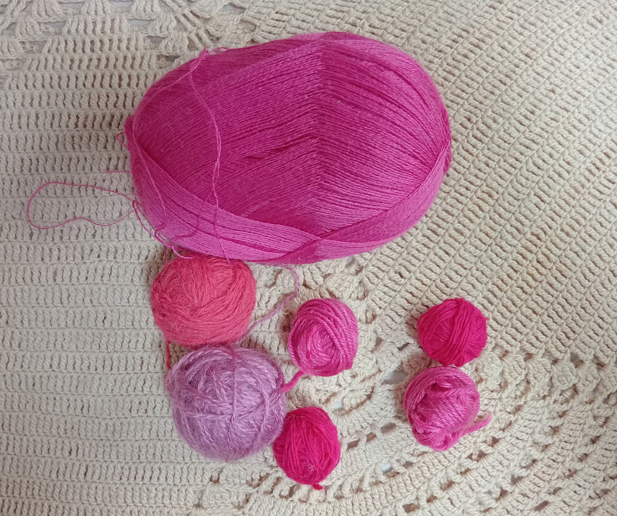 Остатки пряжи для моих носочков и пряжа "Лидия" для корректировки толщины пряжи.