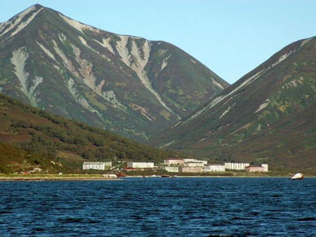 фото: брошенный посёлок Финвал, он же Бечевинка, 2009 год; Строительный распадок бежит между двумя сопками, его начало видно там за домами...