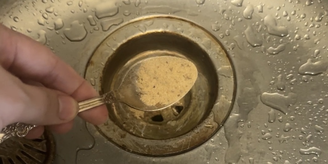 Секрет сантехника! Одна капля в слив - и канализация больше никогда не засорится