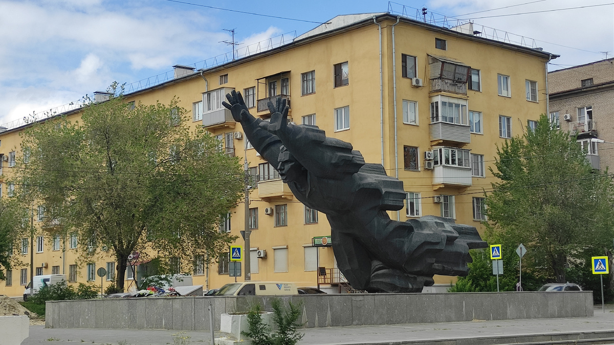 Памятник Михаилу Аверьяновичу Паникахе на месте его гибели. Рядовой 883 стрелкового полка 193 стрелковой дивизии 62 армии бросился на врага и уничтожил немецкий танк, будучи сам облитым зажигательной смесью, другой зажигательной противотанковой смесью. Воин защищал дорогу к заводу Красный Октябрь. Этот подвиг — пример самопожертвования. Именно к этому памятнику чаще всего приходят школьники Краснооктябрьского района Волгограда возлагать цветы. 
