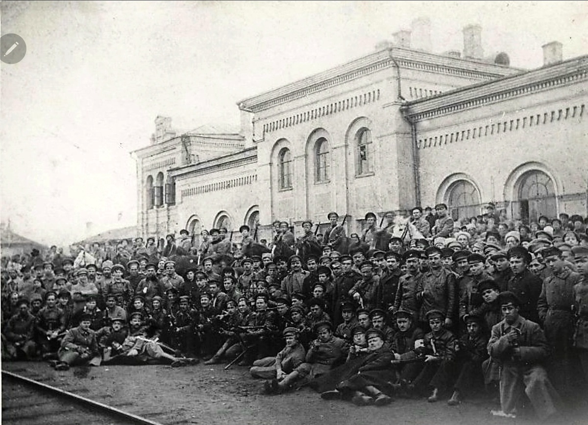 Отряд Брянского губвоенкомата во главе с губвоенкомом Васько-Богданом (Василий Богданов, эсер-максималист, позже анархист) 1918 год. Неизвестный автор. Место съемки: г. Брянск, железнодорожный вокзал станции Брянск-I.Источник: МАММ / МДФ