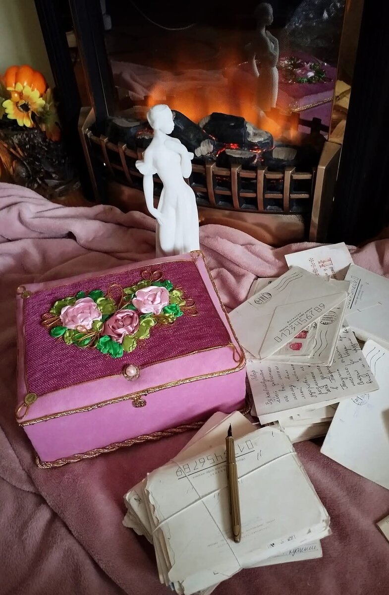 Дома, у камина .