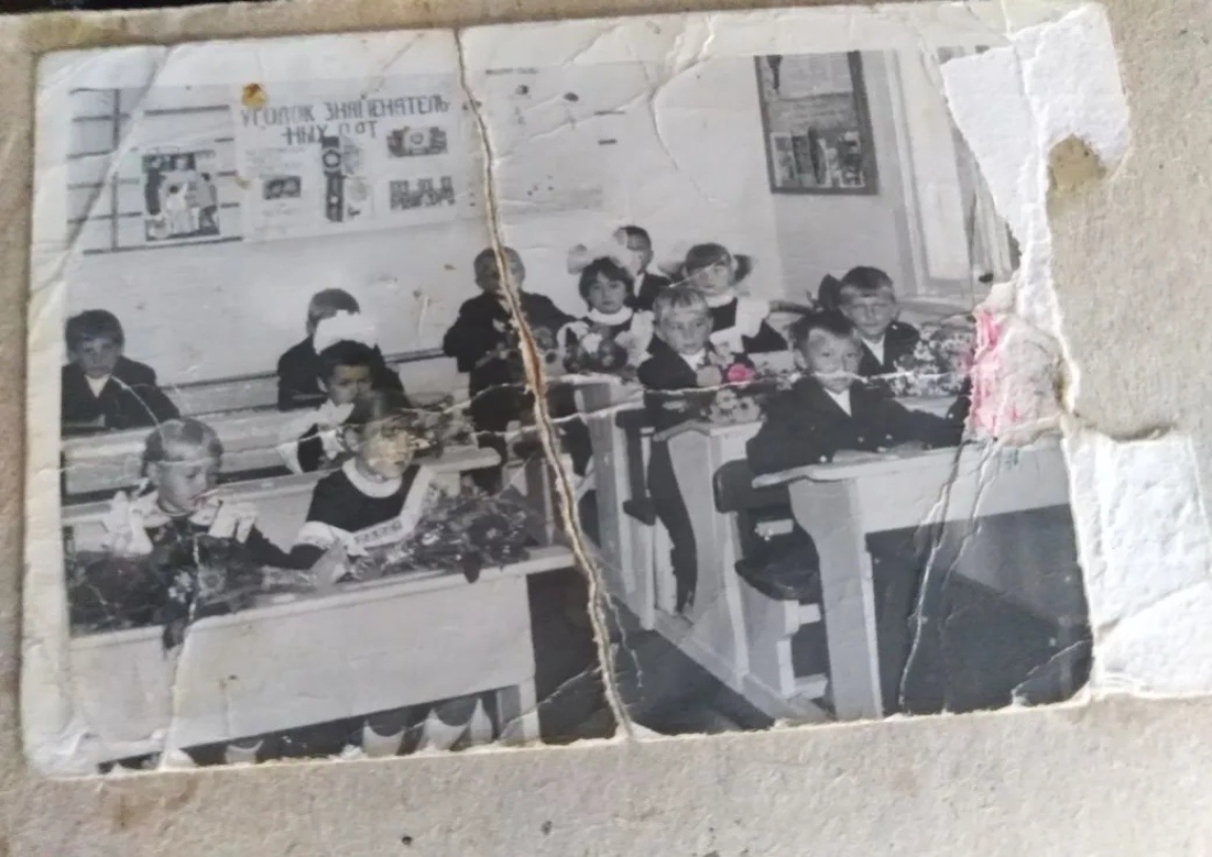 Я с левой стороны за второй партой.