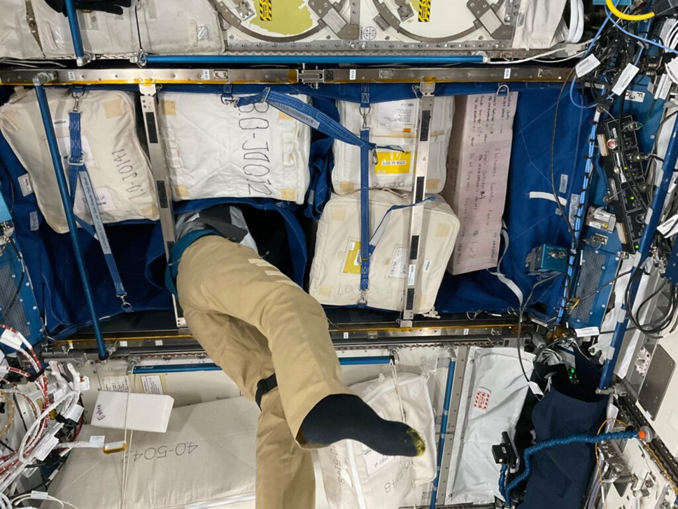 Такуя Ониси готовит места для новых грузов в складской секции РМ ЭМ Kibo. Фото: nasa.blog.com