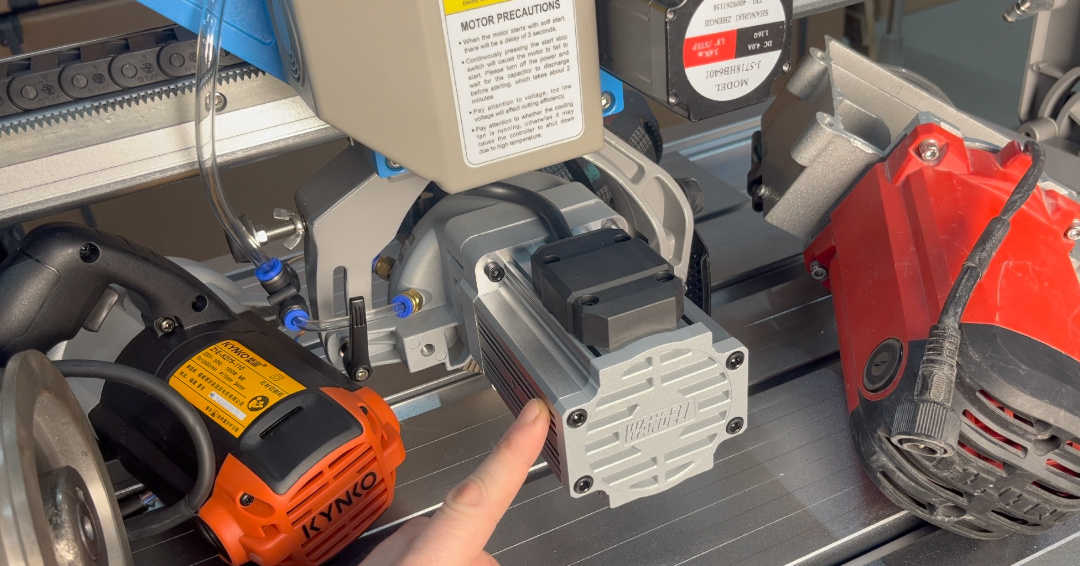 Бесщеточный мотор и коллекторные двигатели: Kynko на 1550 Вт (слева) и Shijing на 2000 Вт (справа)