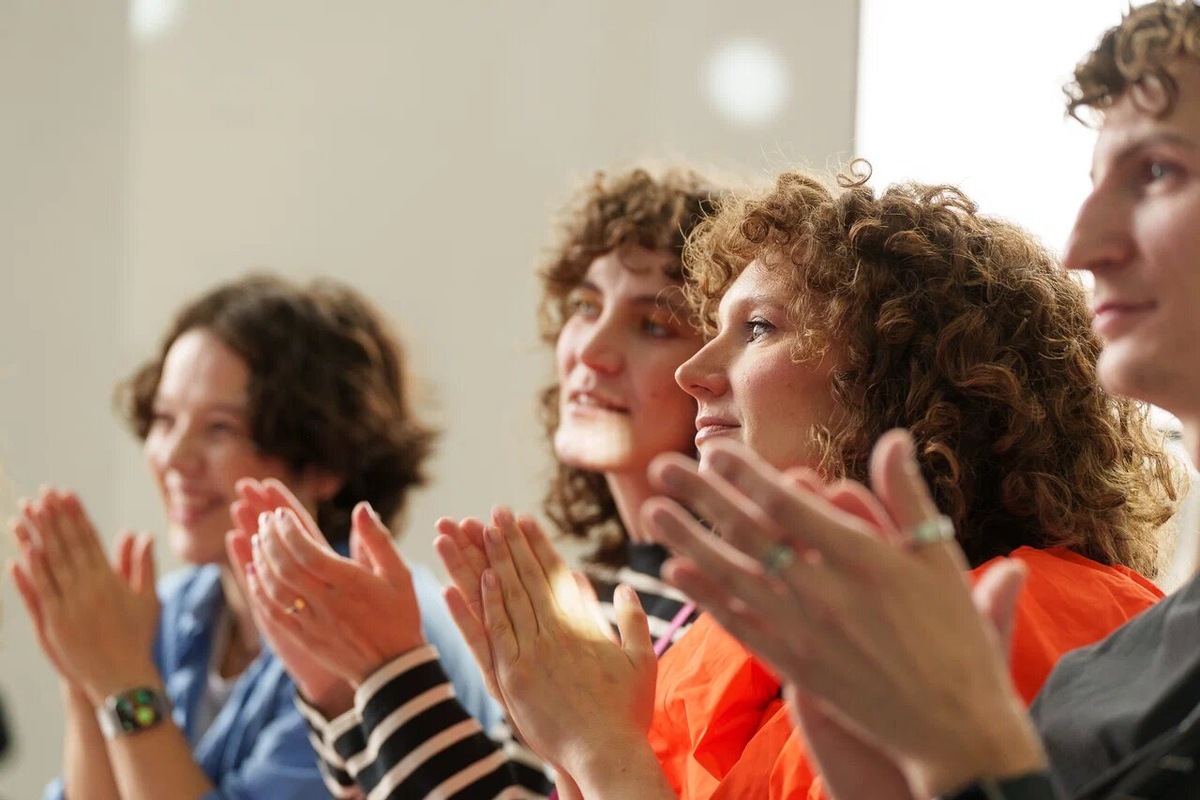 Листайте галлерею, чтобы погрузиться в атмосферу кудрявого коммьюнити