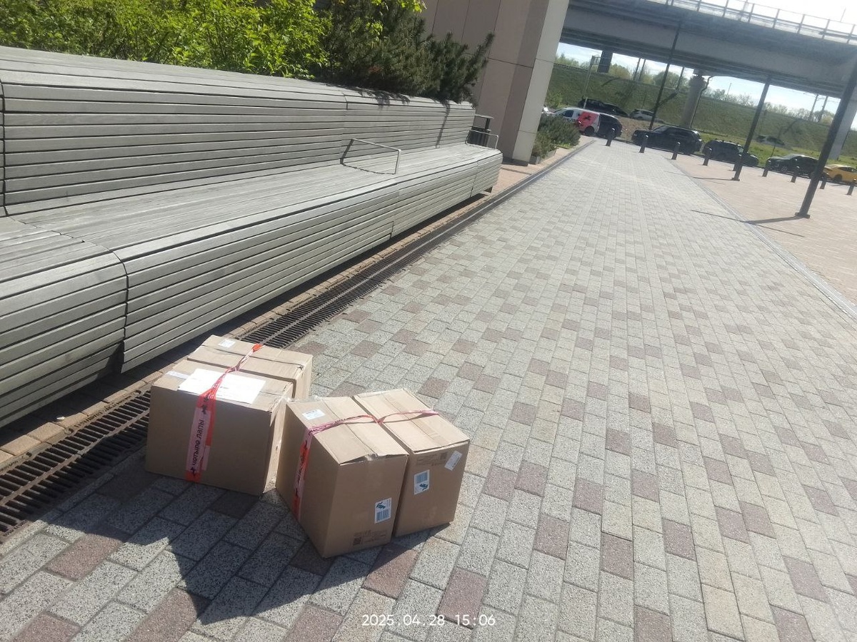 Разглядели нашу машину? Стоит себе вторым рядом...