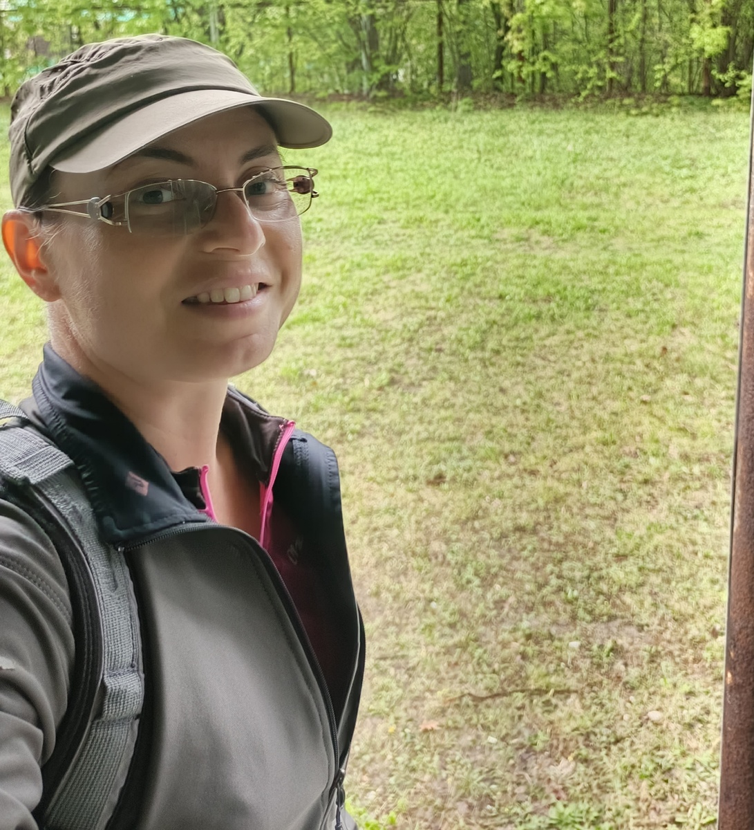 Это я на крылечке под крышей. Идёт дождь, и светит солнце.