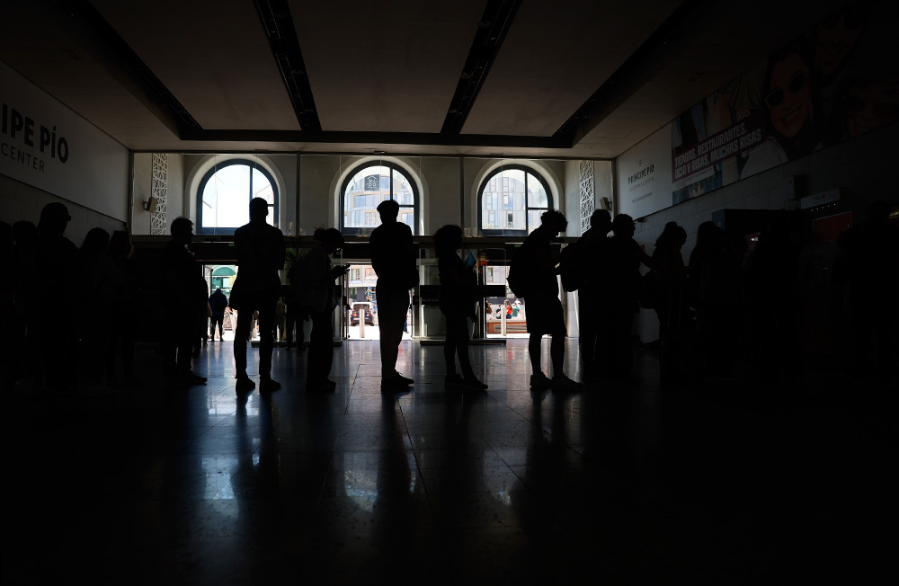 В настоящее время работа электроподстанций восстановлена на большей части Пиренеев. Крупнейший в истории современной Европы блэкаут — в фотогалерее BFM.ru.    
 Фото: Rodrigo Jimenez/EPA/TASS📷    Сбой в работе электросетей на Пиренейском полуострове был вызван «редким атмосферным явлением» в Испании. Из-за резких перепадов температуры в центральной части страны возникли аномальные колебания на магистралях высокого напряжения. Миллионы людей одномоментно остались без электричества. Массовый блэкаут затронул значительную часть Испании, Португалию, Страну Басков и некоторые регионы Франции, нарушив работу транспортных систем, интернета и других средств коммуникации.