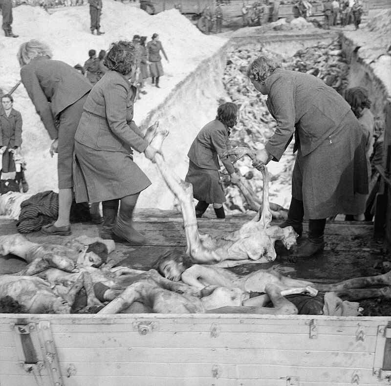 Пленные надзирательницы хоронят заключенных в концлагере Берген-Бельзен в апреле 1945 года.