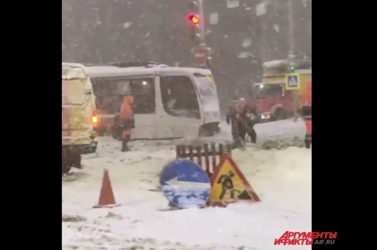    В Перми слетевший с рельсов трамвай перегородил проезжую часть