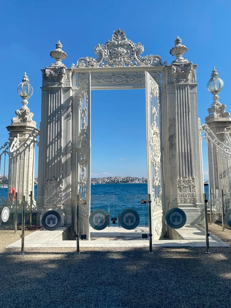 Вход во Дворец Долмабахче