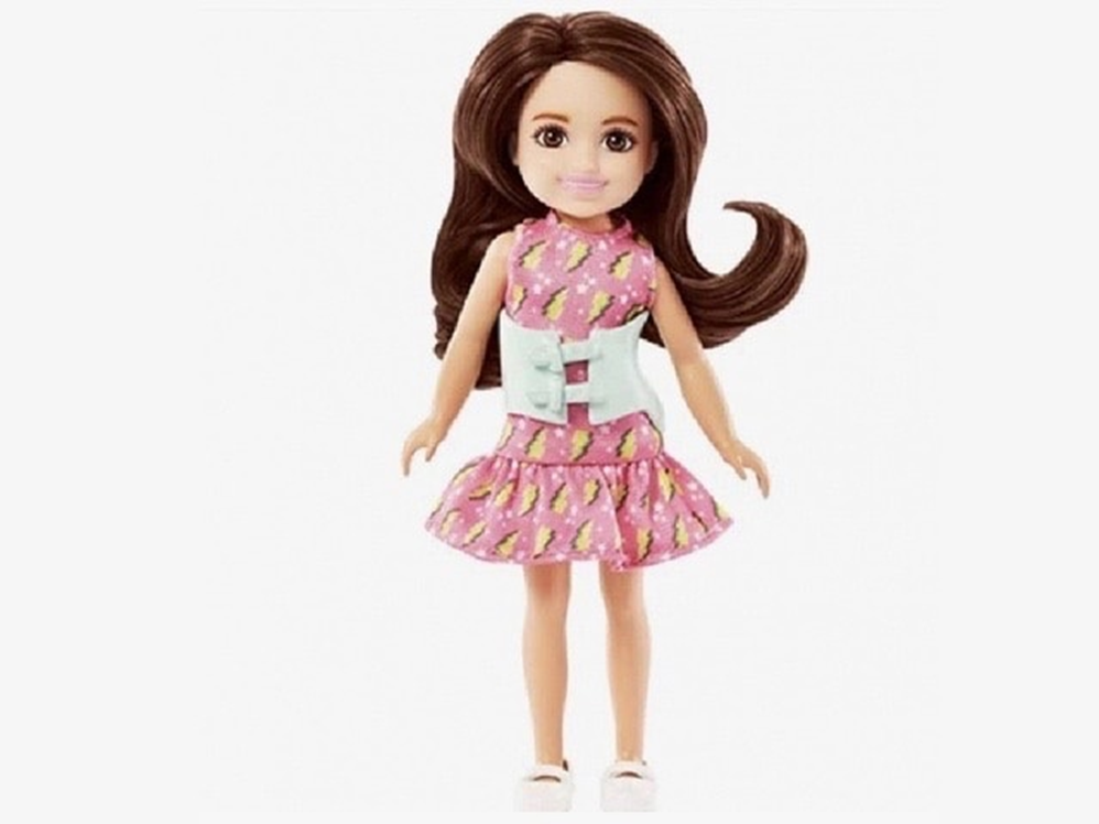 Челси, младшая сестра Барби, имеет сколиотическую деформацию позвононика и лечит ее при помощи корсета