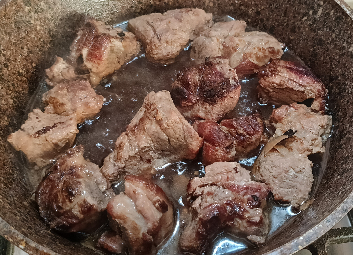 В основном, все ели мясо полусырое, но самые осторожные всё же предпочли дотушить. 