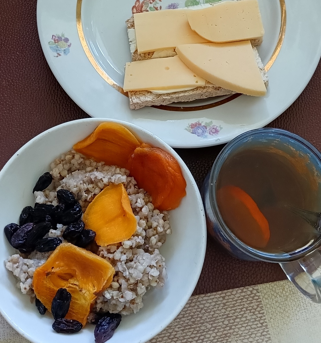 Изюм, сушёная хурма, зелёная греча - вот такой хаос. 