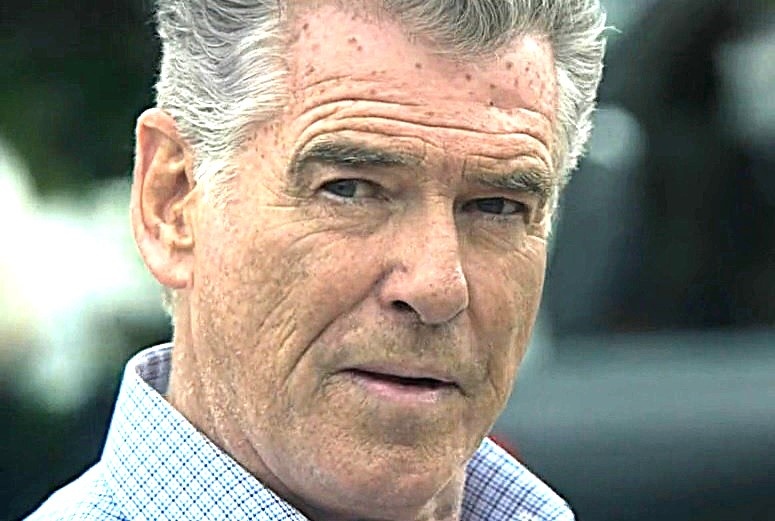 Персонаж по имени Чарли Пуля (актер Пирс Броснан) 