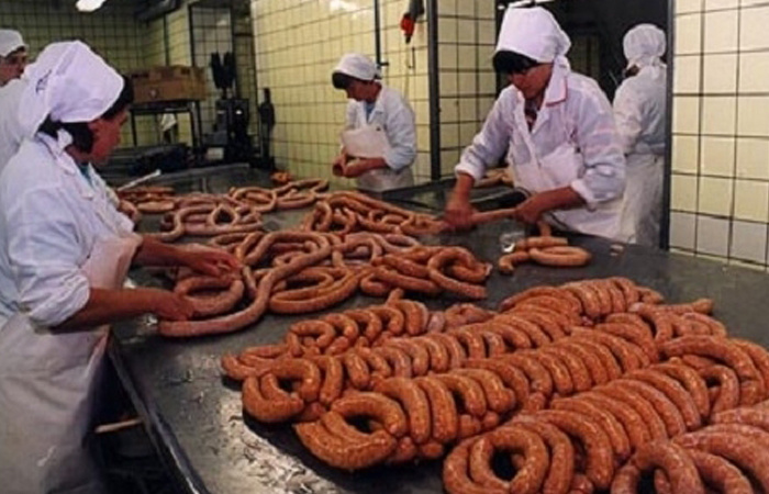 Варено-копченую колбасу стали разделять на группы/ фото: agroforum.hu