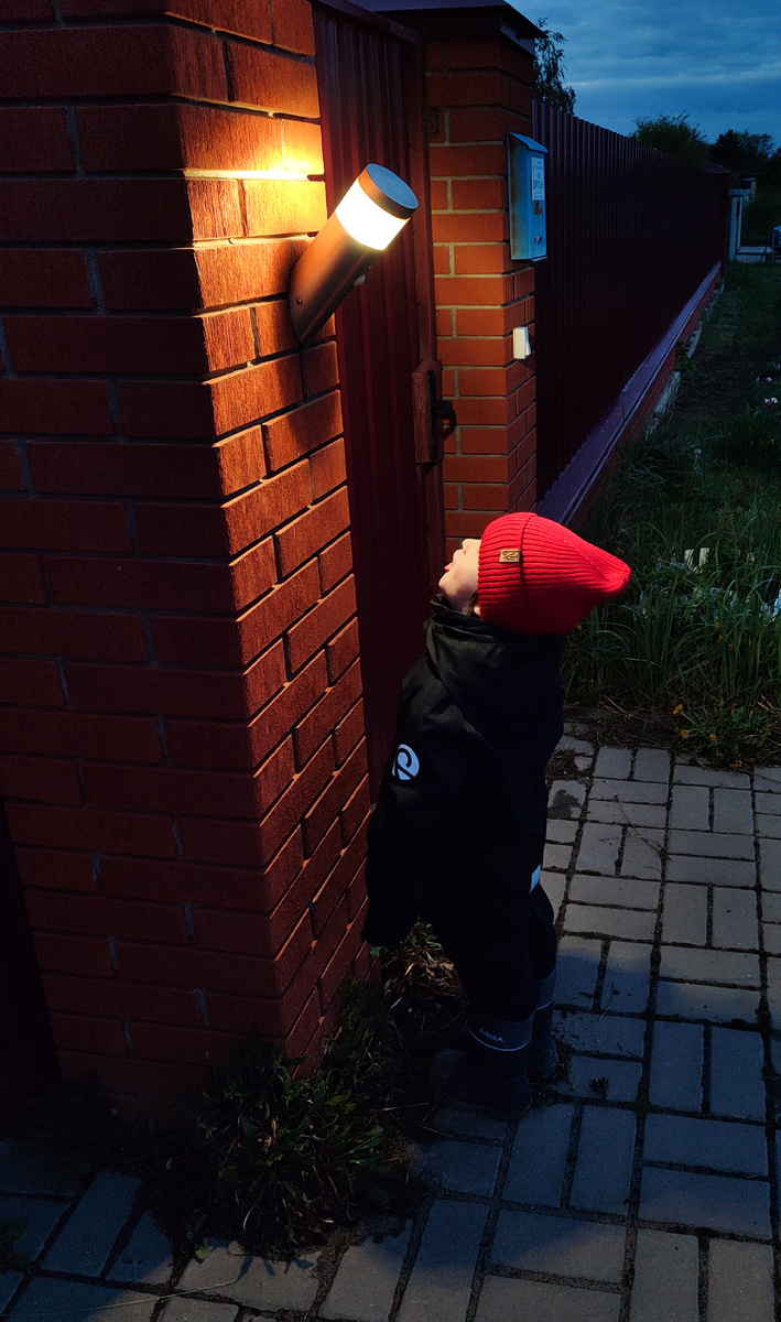 А здесь Яник наблюдает за паром, поднимающимся изо рта. 