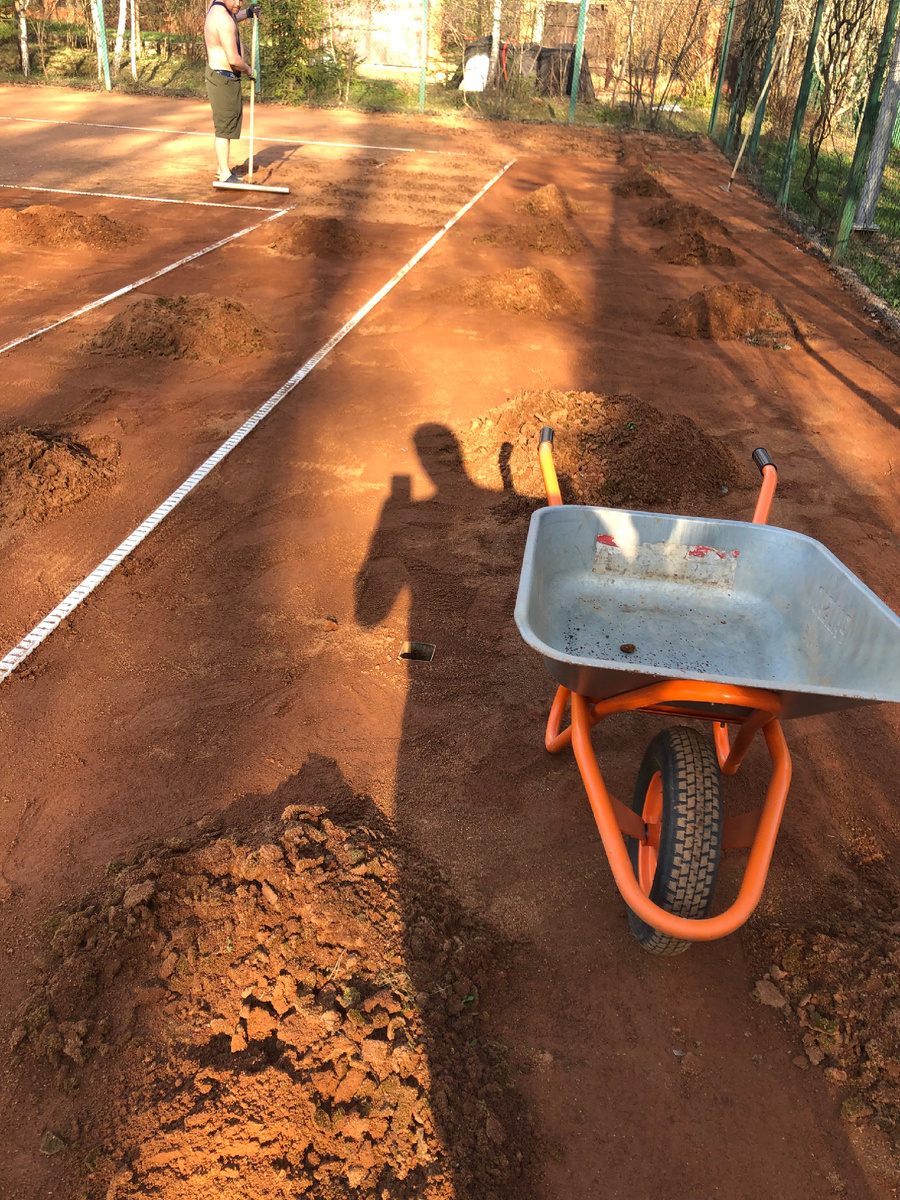 Необходимо собрать весь мусор с теннисной площадки. 