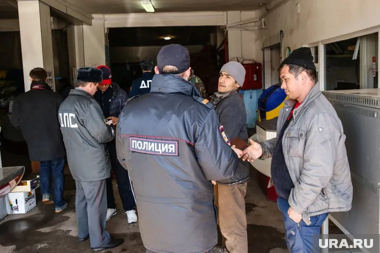 Полиция и Росгвардия провели рейд по мигрантам
Фото: Александр Кулаковский © URA.RU