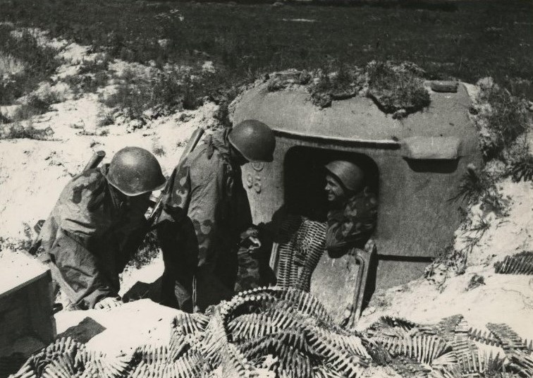 У захваченного немецкого ДОТа на Зееловских высотах. ГБУКиДПО г. Москва "Мультимедийный комплекс актуальных искусств".