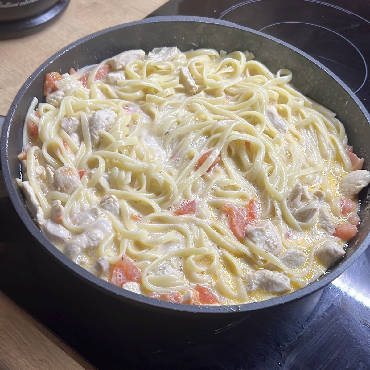 Паста с куриной грудкой в сливочном соусе 