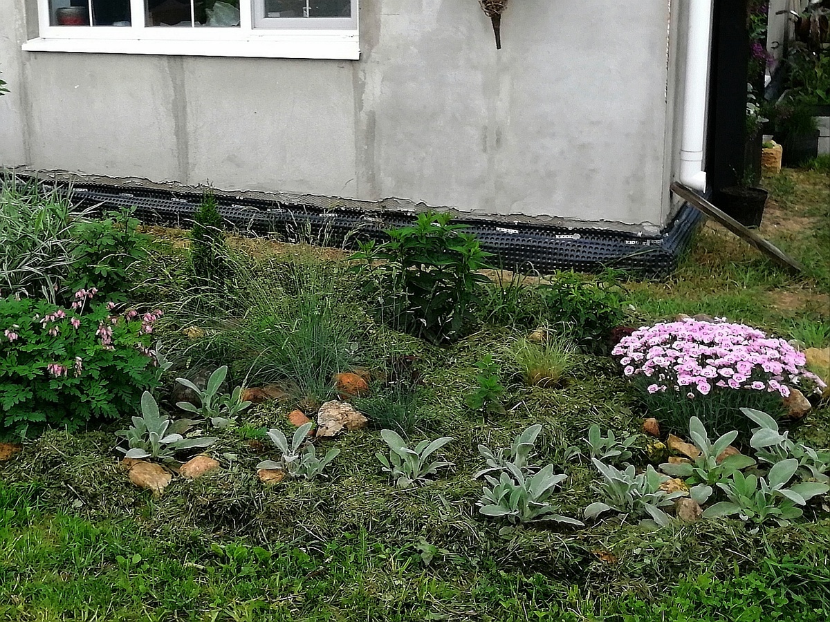 Здесь только что уложенный слой травы, но она очень быстро становится подвявшей и визуально не столь заметной. 