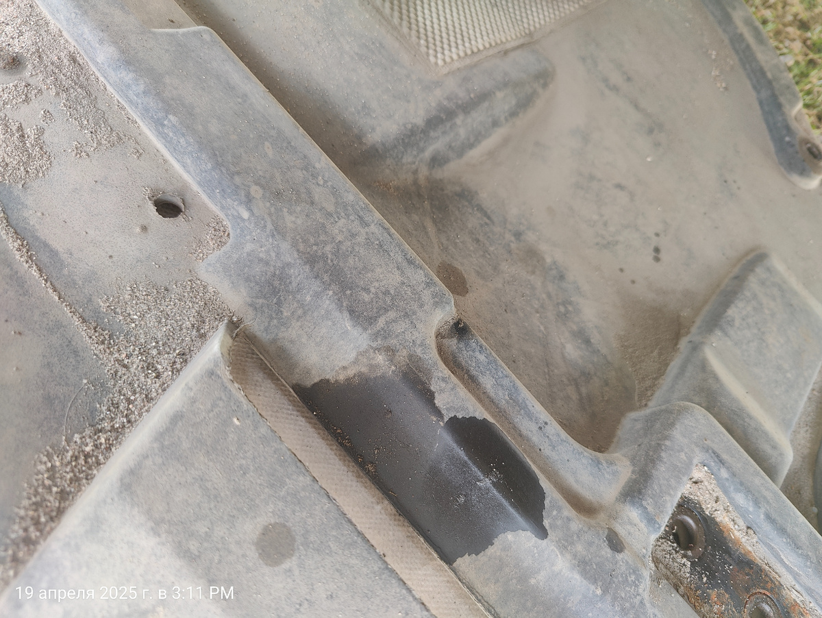 Следы масла на композитной защите двигателя Skoda Rapid