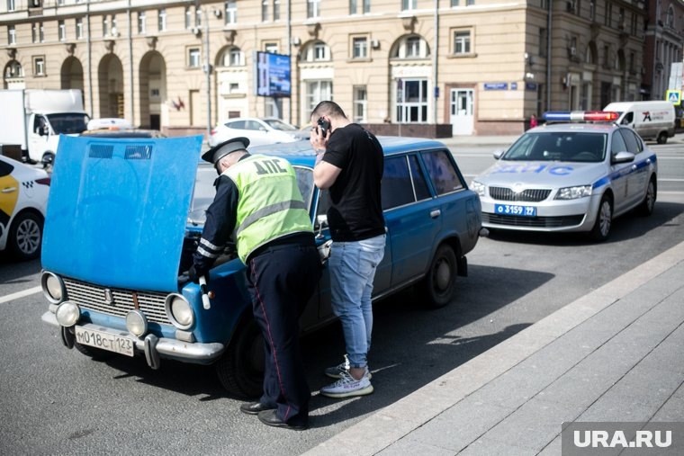 Владельцы коммерческого транспорта, возраст которого менее пяти лет, обязаны проходить техосмотр раз в два года, старше пяти лет — раз в год.
Фото: Владимир Андреев © URA.RU