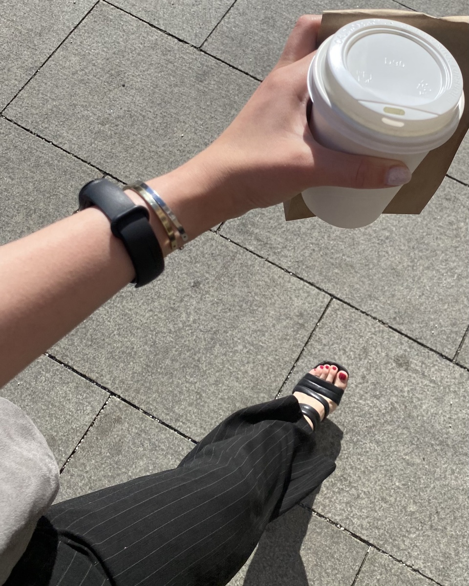 Мечта студенческая - бежать в офис по главной улице шумной столицы