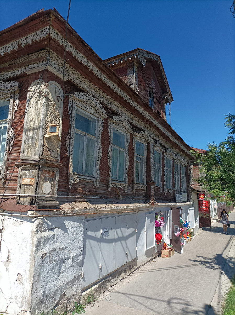 Деревянные дома на улицах Старицы.