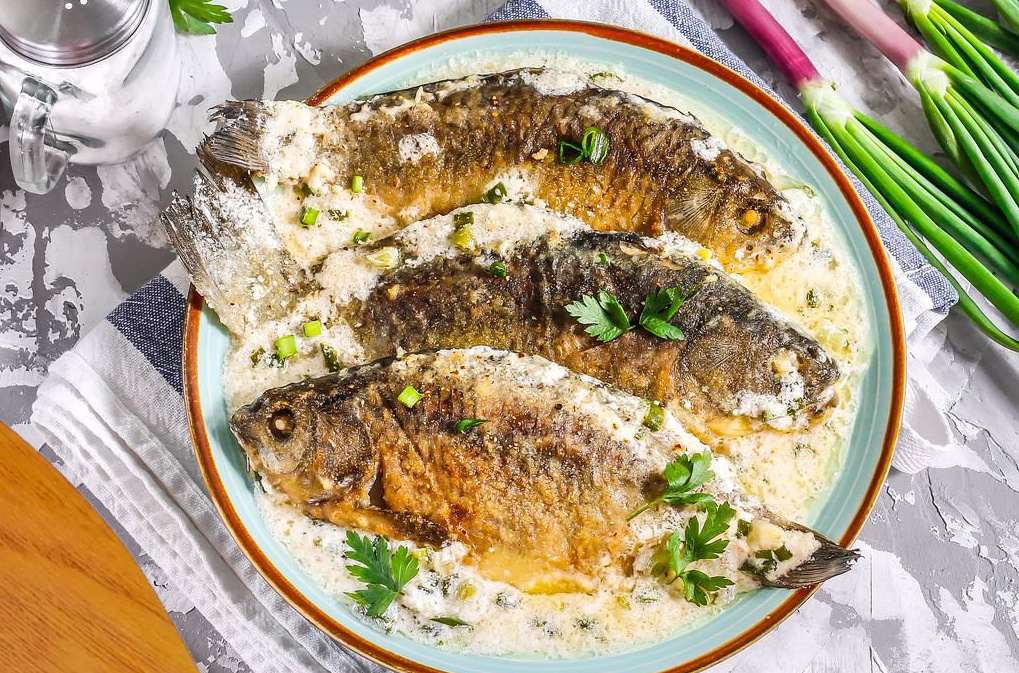 Караси в сметане — блюдо, в котором простота сельских продуктов превращается в настоящее гастрономическое наслаждение.