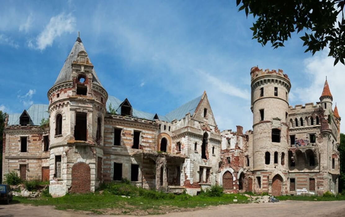 Усадьба Храповицкого в посёлке Муромцево — дворянская усадьба, выстроенная по заказу полковника лейб-гвардии Владимира Храповицкого в конце XIX века архитектором Петром Бойцовым.

Дворцово-парковый ансамбль занимает территорию свыше 40 га и насчитывал 72 постройки. В настоящее время в состав усадьбы входят 20 памятников культурного наследия.

От некогда роскошного усадебного комплекса сохранилось несколько построек: романтичный полуразрушенный замок с башней и стрельчатыми окнами, лодочный павильон, большой парк с водными каскадами и хозяйственный двор.