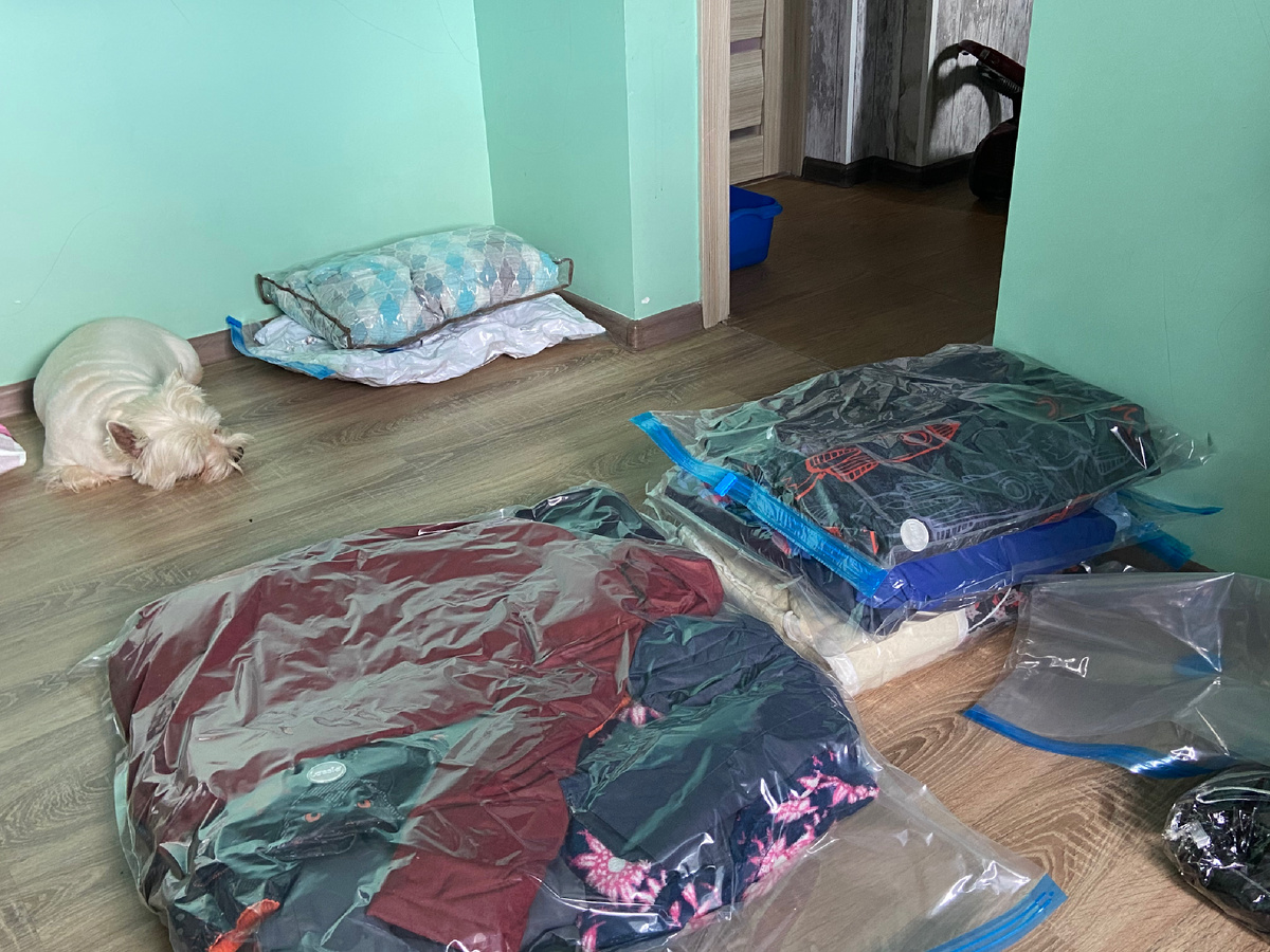 пакую вещи в пакеты